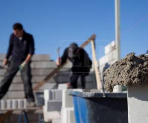 Organizaciones hondureñas como la Cámara Hondureña de la Industria de la Construcción (Chico) y el Colegio de Ingenieros Civiles de Honduras (Cich) coinciden en que el éxodo de mano de obra calificada, como albañiles y soldadores, afecta la industria porque al haber escasez de oferta laboral los costos suben.