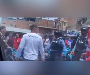 Personas que circulaban por la colonia El Carrizal tomaron videos del altercado entre aficionados del Olimpia y policías.