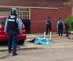 El cuerpo del hombre quedó tendido en una de las aceras de la colonia.