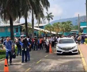 El Centro Técnico Hondureño Alemán se mantienen tomado por los alumnos y padres de familia luego que se suspendiera al director del instituto.