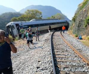 Al menos 13 muertos y 98 heridos deja descarrilamiento del tren Interoceánico en Oaxaca, México