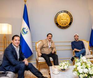 El asesor presidencial, Manuel Zelaya y el secretario privado, Héctor Zelaya fueron recibidos por el presidente Nayib Bukele en Casa Presidencial de El Salvador.