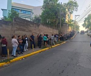 Los derechohabientes madrugaron para lograr un cupo; sin embargo, los portones del IHSS fueron abiertos una hora después, como parte del cambio de horario.