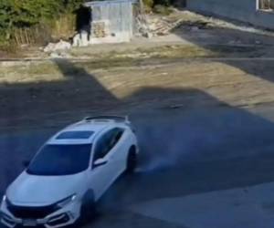 Momento en que el automotor ya derrapa, segundos previos a estrellarse con el cabezal.