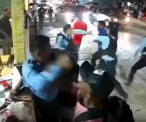 El comisario de policía detalló que uno de los agentes resultó con una herida en la cabeza provocada por el impacto de una botella.