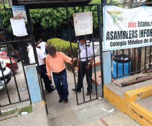 Los médicos mantienen las asambleas informativas en diferentes centros asistenciales del país, exigiendo a las autoridades el reintegro de los médicos.