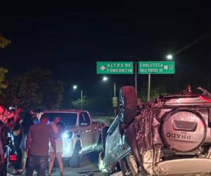 Dos menores fallecieron tras volcar en una camioneta de lujo en el anillo periférico de Tegucigalpa.
