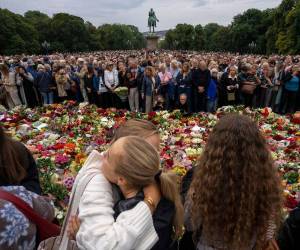 La tristeza y el deseo de rendir homenaje a quien fuera un rey extremadamente popular movían este viernes a miles de noruegos a acercarse al Palacio Real de Oslo para expresar su respeto por el rey Harald V, fallecido hoy a los 89 años y que muchos perciben como parte de su familia o el abuelo del país.