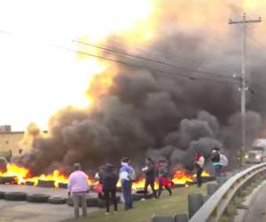 Un grupo estaba conformado por aproximadamente 16 personas encapuchadas que portaban banderas de Libre.