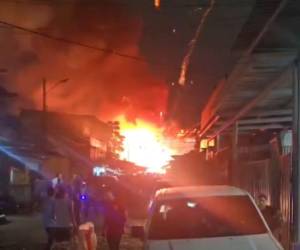 El incendio se inició en un puesto de cohetes.