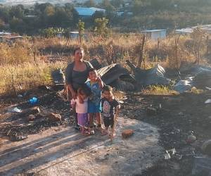 Un incendio consumió las casas de Maryori y Fabiola Hernández en Comayagüela, dejando a siete niños sin hogar; piden ayuda urgente de la población.