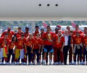 El equipo, encabezado por Luis de la Fuente y con el trofeo dorado en manos del capitán Rodri Hernández, iniciará una celebraciones con recepciones oficiales y un recorrido por las calles de la capital.