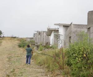 El proyecto Villa Solidaridad, que prometía albergar a 105 familias, luce abandonado entre paredes sin terminar y terrenos llenos de maleza.