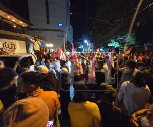 Simpatizantes del Partido Liberal se apostaron este jueves frente al Centro de Divulgación de Resultados del Consejo Nacional Electoral (CNE) -instalado en un hotel capitalino- a exigir transparencia en el escrutinio de votos.
