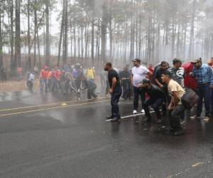 Exigiendo su reintegro y el cumplimiento de sus derechos, varios policías depurados se postraron en la carretera CA-5 a la altura de Zambrano, que conduce al norte del país, con el fin que sus peticiones sean escuchadas. Sin embargo, aunque la manifestación fue pacífica, el desalojo terminó en zafarrancho y uso de tanque de agua. En ese sentido, los manifestantes denunciaron represión de las autoridades. A continuación las imágenes.