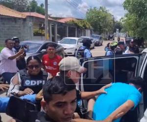 Momentos de tensión se vivieron este miércoles en los juzgados de Villanueva, Cortés, cuando Daniel Antonio Meraz Cáceres salió de la audiencia de declaración de imputado en medio de la indignación de familiares y amigos de la enfermera Elvia Mercedes Gómez López.