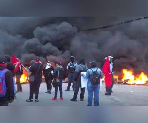 Bajo la consigna Aldana ganó, colectivos de Libre protestan en la salida a Olancho.