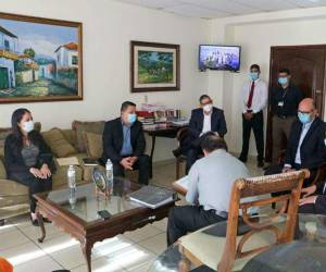 El presidente del TSC, Roy Pineda, reunido con el jefe de la Uferco, Luis Javier Santos, antes de hacer la entrega de los expedientes.