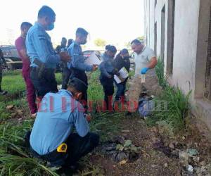 Las autoridades levantaron el cuerpo del hombre asesinado.