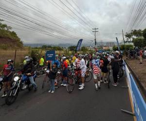 Listos y planificando su estrategia, así estaban los competidores de la Vuelta EL HERALDO 2025, momentos previo al inicio de la competencia.