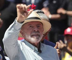 Lula afirma estar confiado de su victoria al votar en las presidenciales de Brasil.