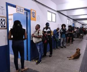 De la misma forma que el pasado 4 de octubre, las mesas de votación atenderán a quienes estén en la fila a la hora del cierre.