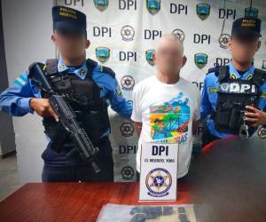 Una pelea entre mascotas acabó a balazos cuando un hombre de 76 años mató a disparos al perro de un vecino tras comenzar a pelearse con el suyo; fue detenido en Yoro.