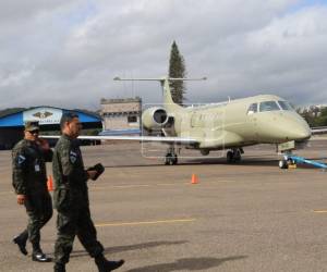 La lente de EL HERALDO captó imágenes del avión presidencial Embraer Legacy 600, con matrícula FAH-001, que será subastado por el Gobierno de Honduras este viernes 10 de julio en la base aérea Hernán Acosta Mejía. A continuación las imágenes y detalles de la polémica aeronave que fue tema de debate en el país.