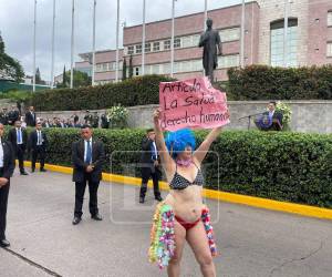 Floridalia cargaba una pancarta sobre el derecho a salud, exigiendo que se le pague los sueldos pendientes a los médicos.