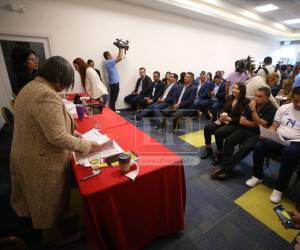 Parlamentarios piden que se respete resolución tras sesión extraordinaria.