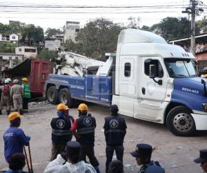 Con maquinaria pesada comenzaron la remoción de escombros y a quitar la volqueta de la zona del fatal accidente registrado este lunes en la colonia Villa Nueva.