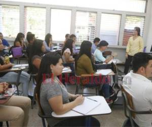 Se prevé que de 2,000 a 3,000 docentes egresados de las escuelas normales mixtas serán parte de los concursos.