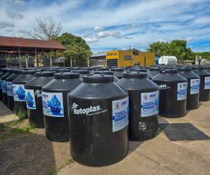 Más de 500 tanques serán distribuidos en escuelas capitalinas para mitigar la escasez de agua que afecta a estudiantes y docentes.