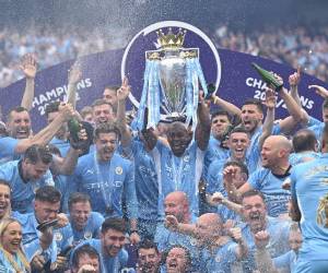 El mediocampista brasileño del Manchester City, Fernandinho, levanta el trofeo de la Premier League mientras los jugadores del City celebran en la cancha después del partido de fútbol de la Premier League inglesa entre el Manchester City y el Aston Villa en el estadio Etihad de Manchester, noroeste de Inglaterra, el 22 de mayo de 2022. El Manchester City ganó la Premier League por cuarta vez en cinco temporadas después de que una palpitante carrera por el título llegó a una conclusión dramática cuando los campeones protagonizaron una remontada increíble de dos goles para vencer al Aston Villa 3-2 el domingo.