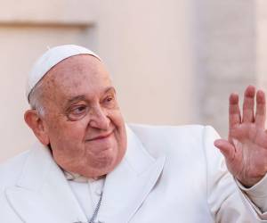 El material incluye relatos de antiguos alumnos de la etapa de Francisco como profesor jesuita y figuras vinculadas a su labor en las 'villas miseria' bonaerenses.