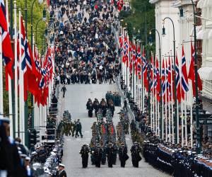 A esta ceremonia, posterior al funeral nacional en la Catedral de Oslo, asistieron los miembros de la familia real de Noruega y otras casas reales.