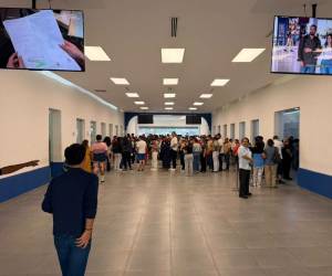 Decenas de personas comenzaron a salir del país este fin de semana.