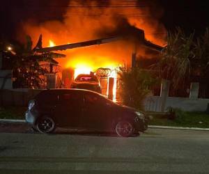 ​En ambos escenarios, el Cuerpo de Bomberos de La Ceiba respondió de manera inmediata a los llamados de auxilio.