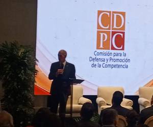 El presidente hizo la petición en un evento con motivo del Día Nacional de la Libre Competencia.