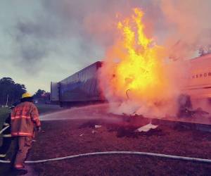 El Cuerpo de Bomberos se traslado al lugar para sofocar el incendio.