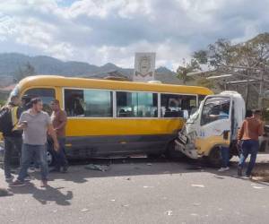 Según versiones iniciales, el autobús transportaba a varios pasajeros que se movilizaban desde Siguatepeque con destino a Tegucigalpa.
