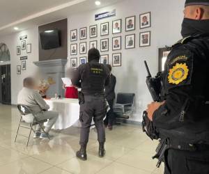 Carlos Alvarenga, de 57 años, alias “El Patudo”, fue trasladado bajo rigurosas medidas de seguridad desde la cárcel Mariscal Zavala hacia instalaciones de la Fuerza Aérea Guatemalteca.