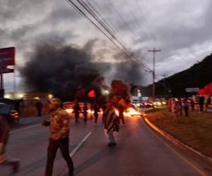 La Policía Nacional llegó a la zona donde se llevaba a cabo la protesta de militantes del partido Libertad y Refundación (Libre), quienes provocaron un intenso congestionamiento vehicular. Aquí las imágenes.