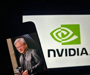 Jensen Huang, fundador y consejero delegado de Nvidia, afirmó este lunes en la conferencia GTC de California que el cien por cien de los ingenieros de la compañía trabaja con herramientas de inteligencia artificial, entre ellas Claude, Codex y Cursor.