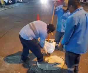 Actualmente, los equipos trabajan en la colonia La Esperanza y colonia Palmira, donde realizan la instalación de tapaderas de pozos de inspección para mejorar la seguridad de peatones y conductores.