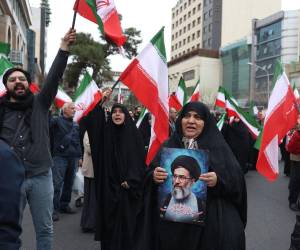 En medio de una guerra, la República Islámica debe elegir un nuevo líder supremo tras la muerte el sábado de Alí Jameneí en un ataque de Estados Unidos e Israel tras 36 años en el cargo y aunque suenan varios nombres no hay un claro favorito.