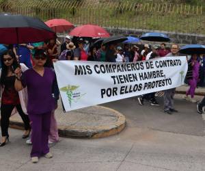Médicos de distintas instituciones se preparan para participar en la asamblea extraordinaria convocada por el Colegio Médico de Honduras en Tegucigalpa.