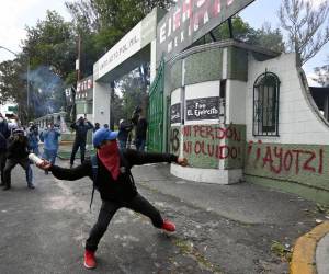 Al grito de “asesinos”, los manifestantes también rompieron rejas y lanzaron bombas en el interior del Campo Militar 1.