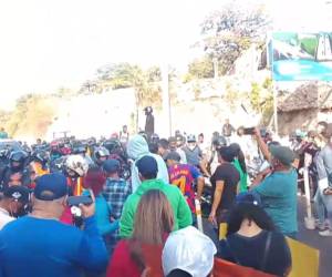 Docenas de personas se sumaron a la toma de los transportistas en la salida del sur de la capital.