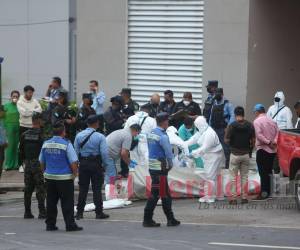 Los cuerpos de los cuatro jóvenes quedaron tirados en la salida del edificio Torre Morazán, situado en una zona exclusiva de la capital.